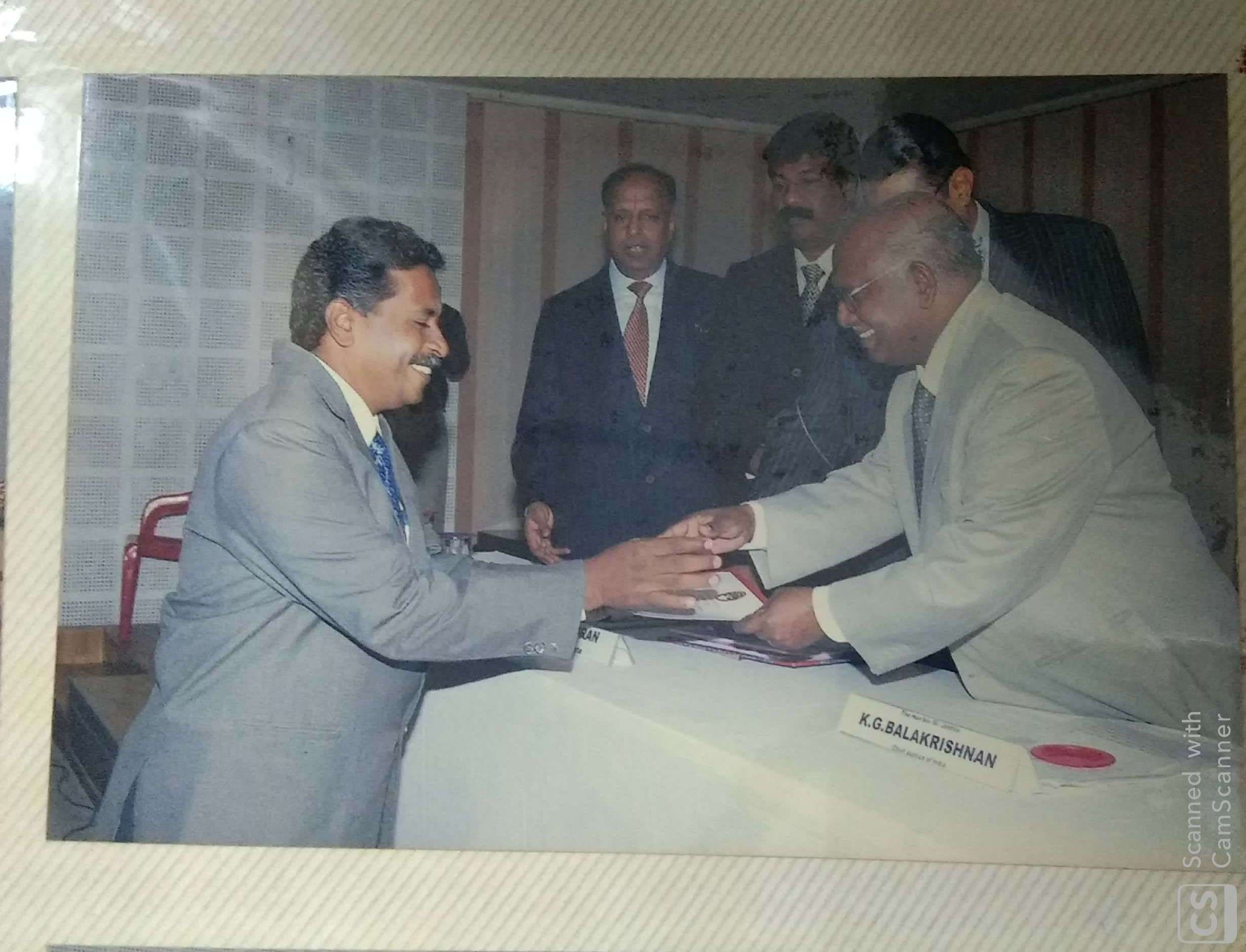 Hon’ble Mr.Justice K.G.Balakrishnan, the then Chief Justice of India handing over Accreditation Certificate to Hon’ble Mr. Justice M. Govindaraj, one among the first Batch Mediators of TNMCC